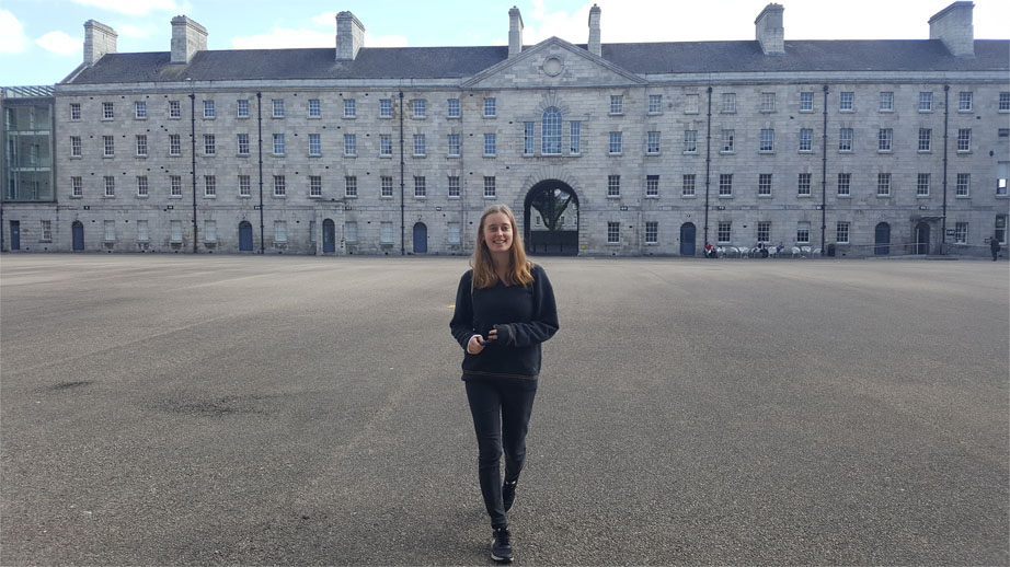 Janina steht in einem Innenhof einer Burg in Dublin